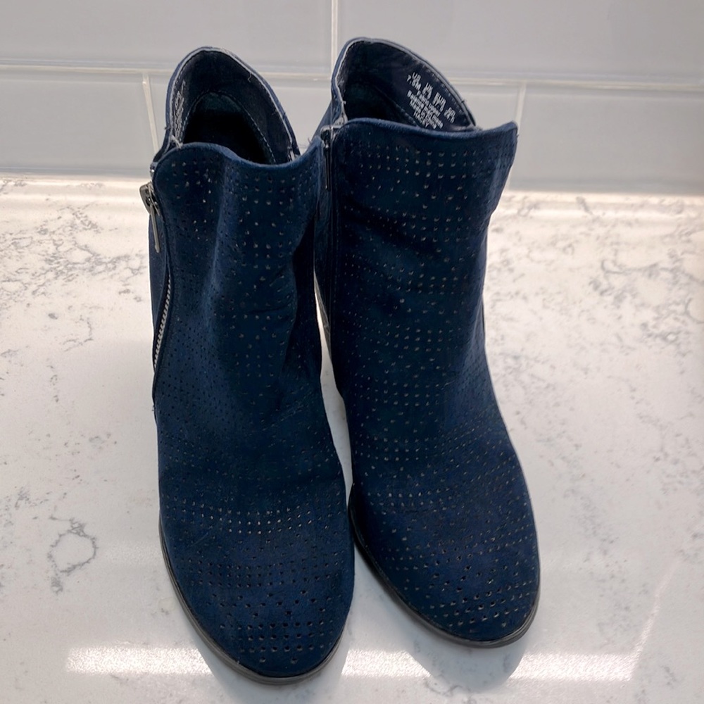 Carlos Navy Suede Heeled Booties Ankle Boots 7.5 Super Cute